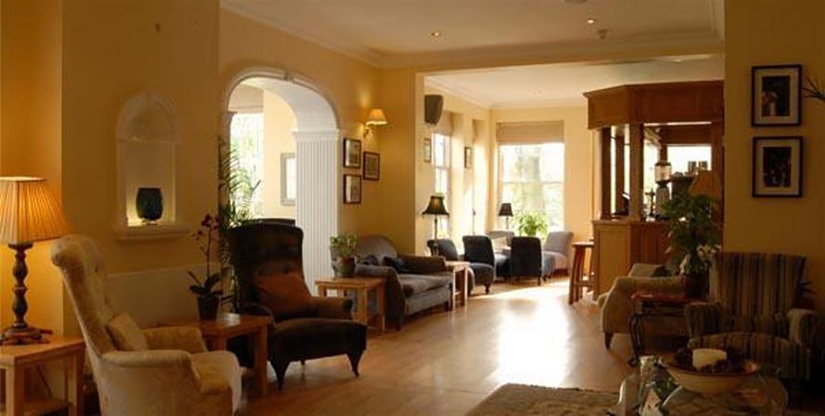 The relaxing lounge & bar