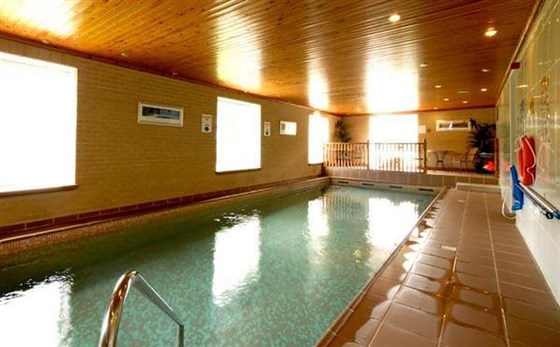 The swimming pool (10m)