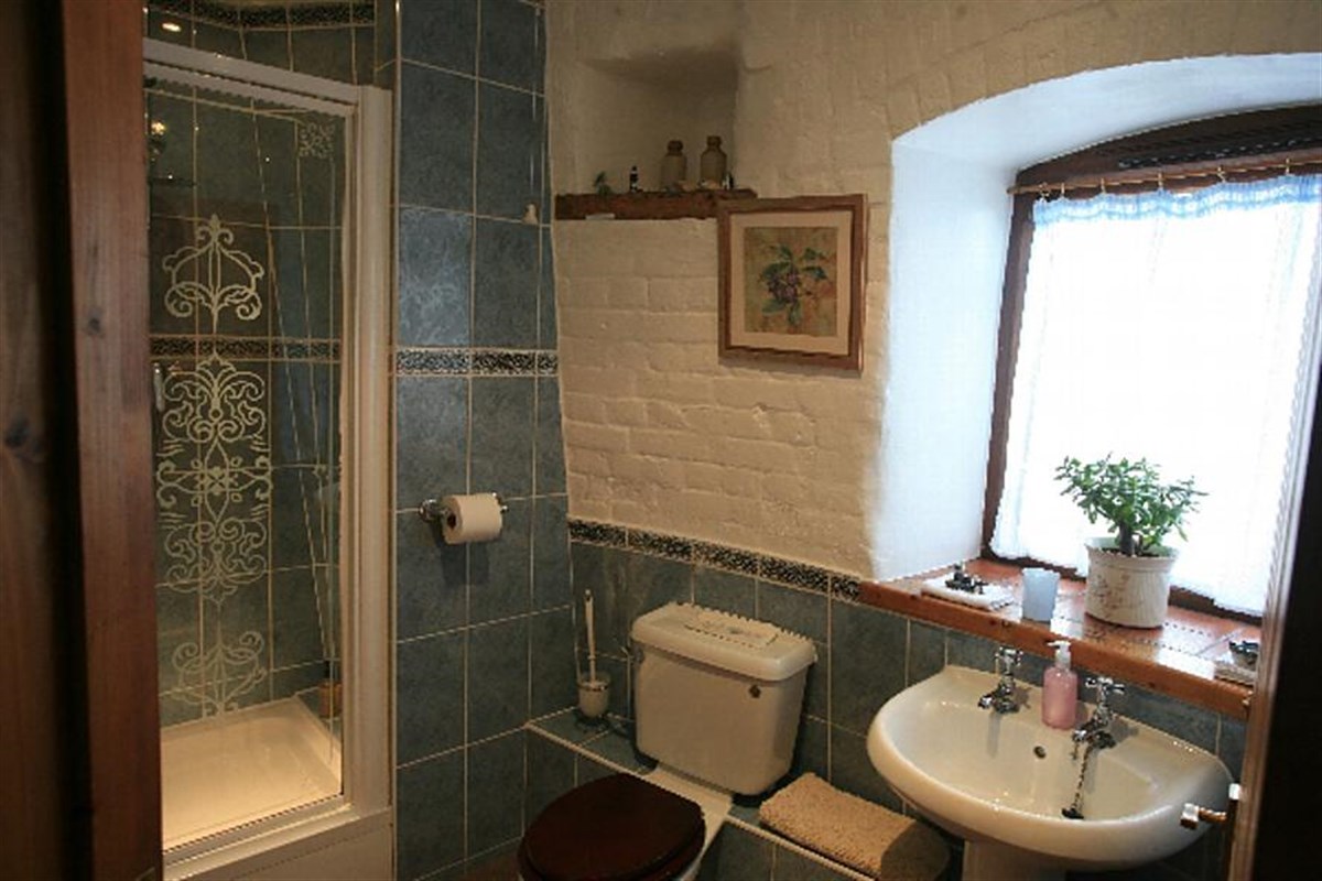 Shared en-suite shower room