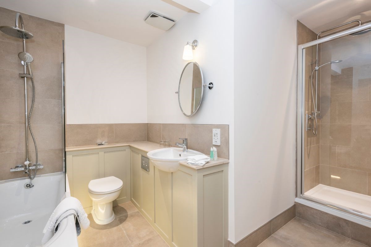 Manor Deluxe Plus Bathroom