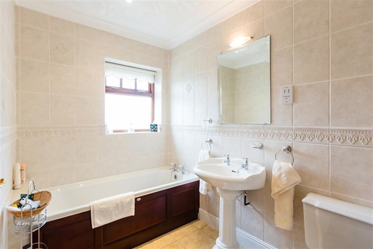 Carn Ingli ensuite bathroom