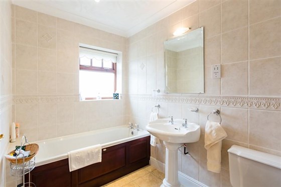 Carn Ingli ensuite bathroom