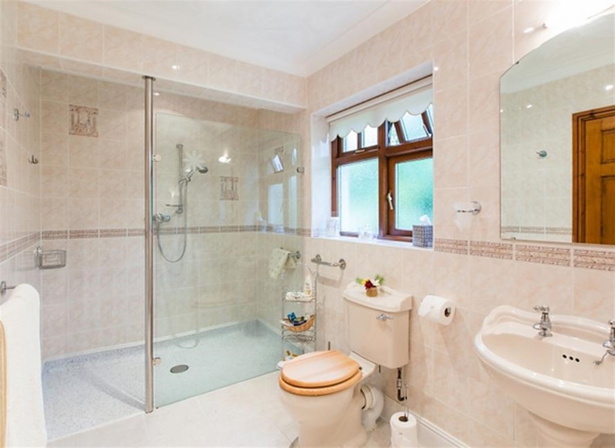 Carn Menyn ensuite bathroom