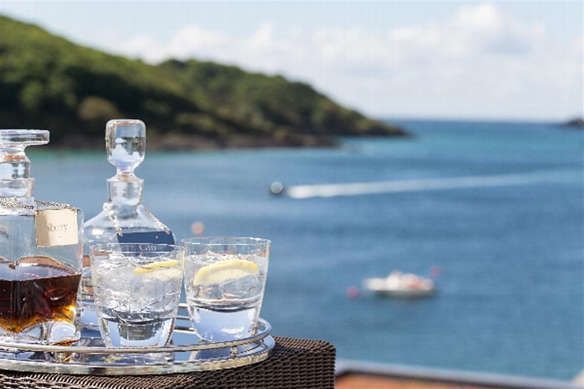 Every room comes with complimentary decanters of Gin & Sherry