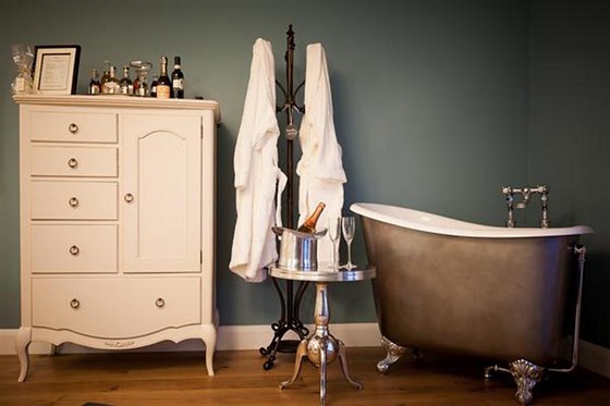 The Albion Bath in Benjamin Suite