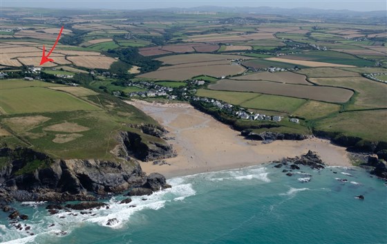 Porthcothan House and Porthcothan beach (600m).