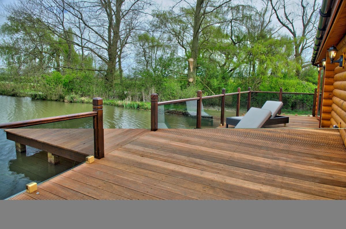 Stretton Lake Lodges
