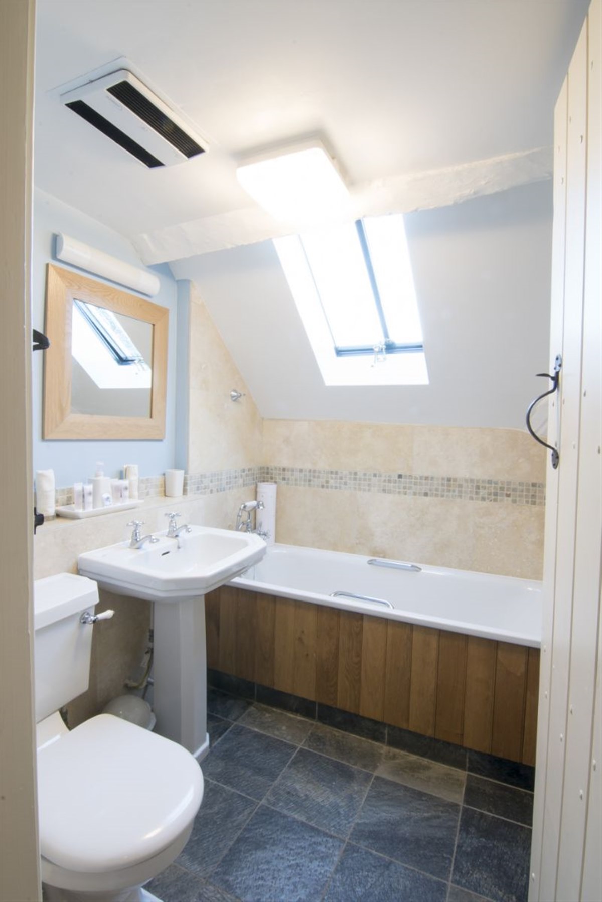 The Comus Apartment Family Bathroom