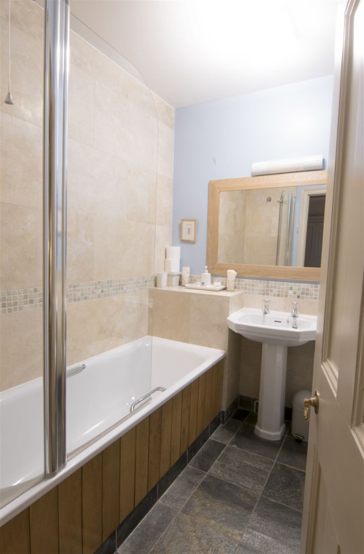 Sir Henry Sidney Apartment Ensuite Bathroom
