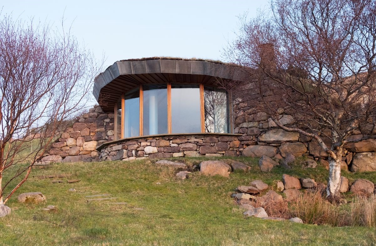 Both Brochs have huge six pane panoramic windows