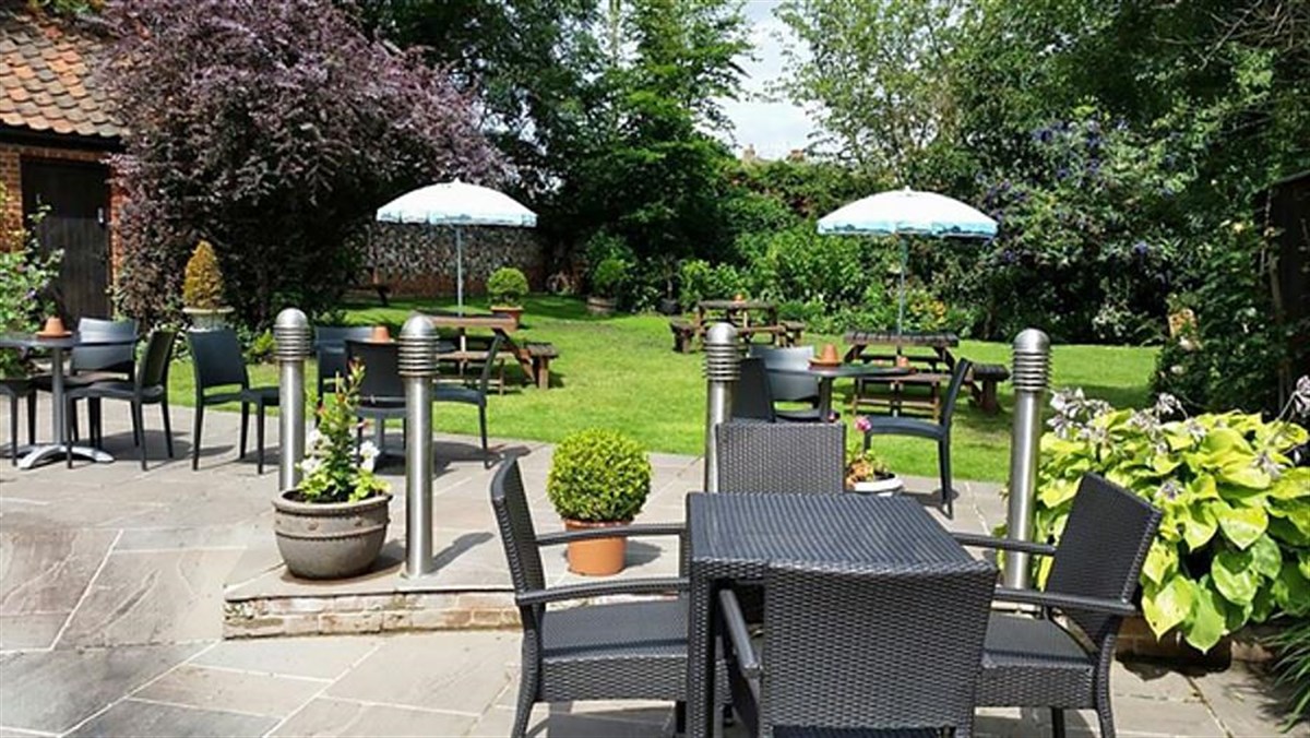 Sergent recruteur jardin en été
