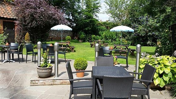 Sergent recruteur jardin en été