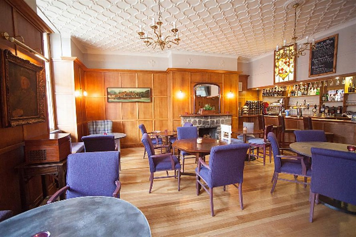 Enjoy drinks in the New Bar