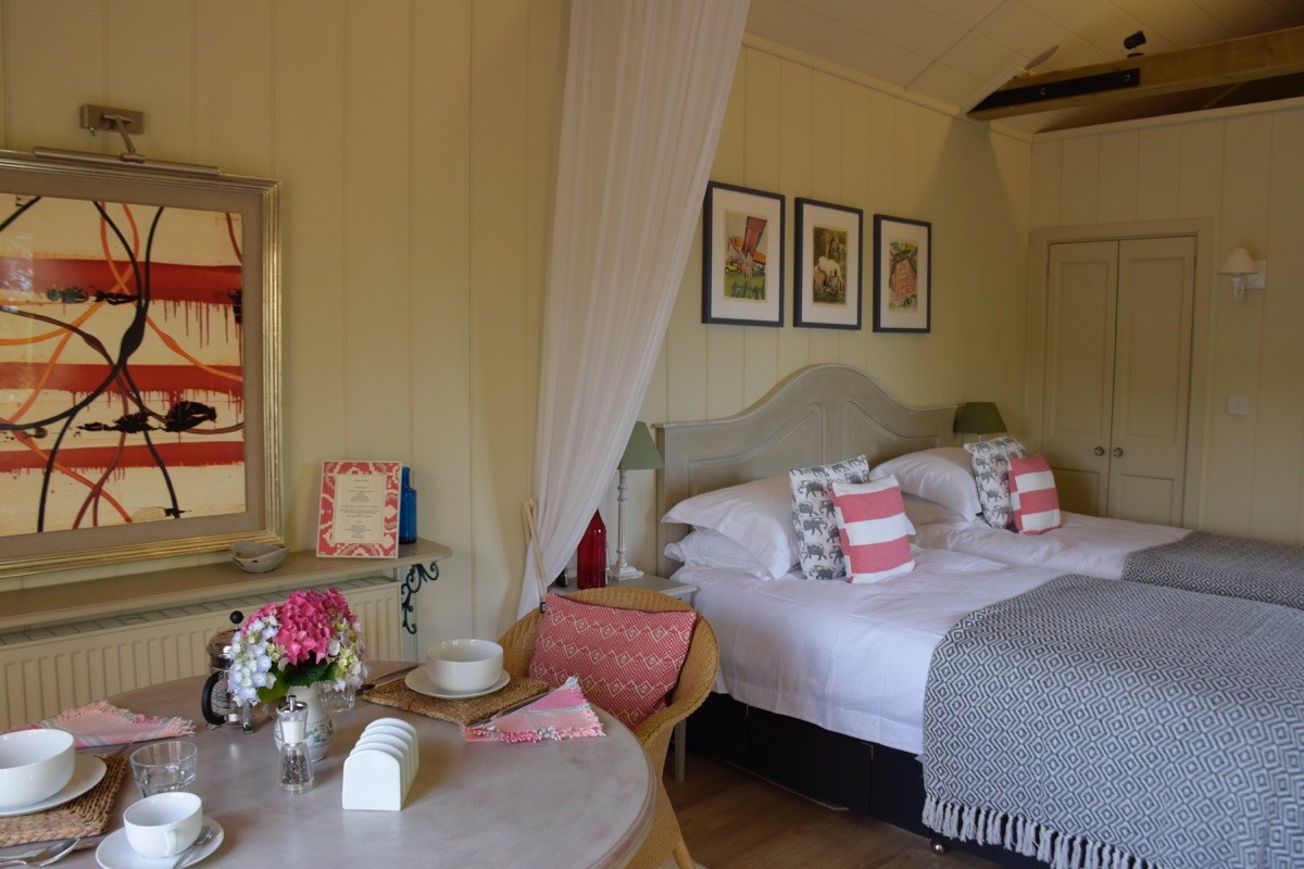 Breakfast table with Twin bed 