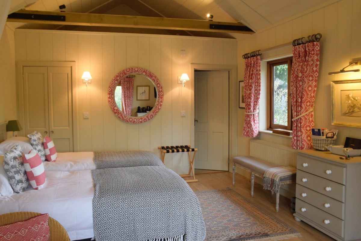Room set up with twin beds 