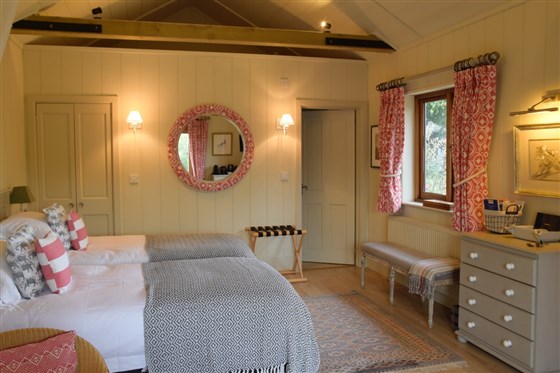 Room set up with twin beds 