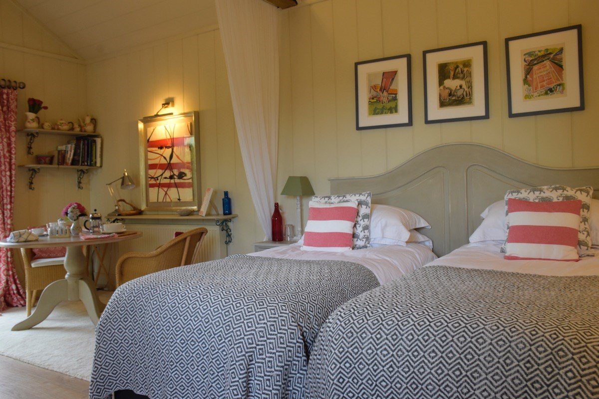 Bedroom with twin beds