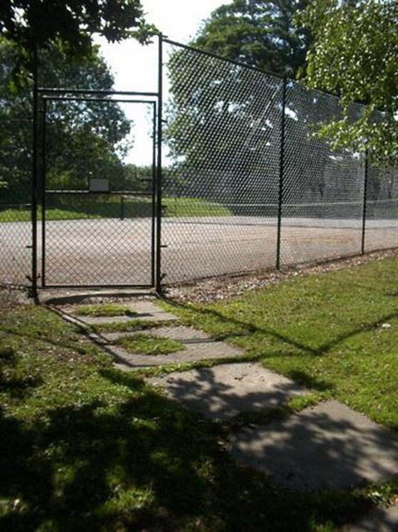 Hard tennis court free to guests at Moat House