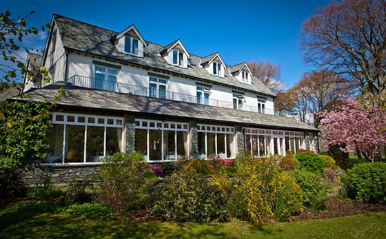 Large dining room windows for panoramic views