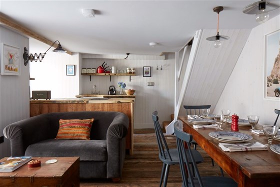 The Cottage dining & kitchenette