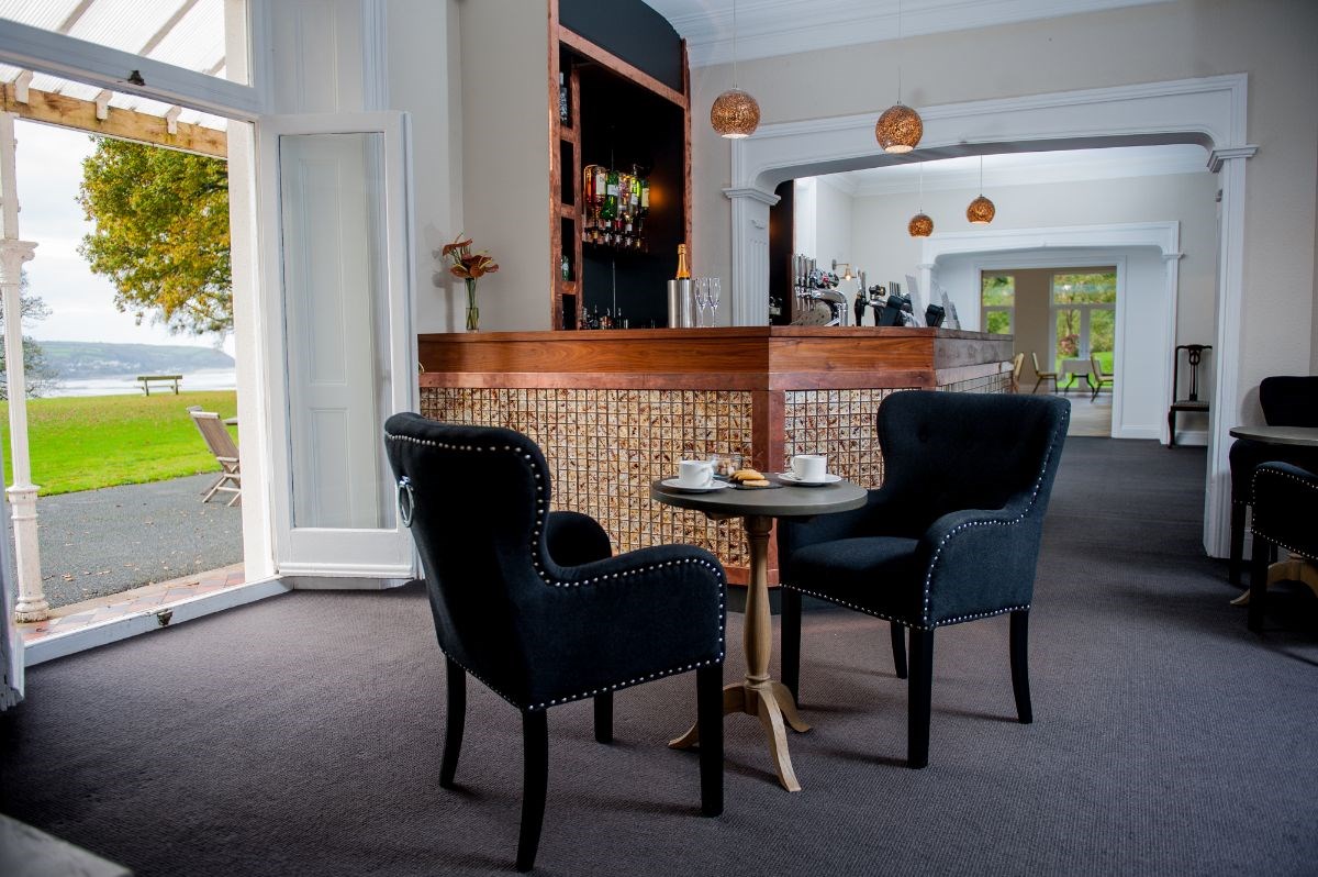 The bar & lounge