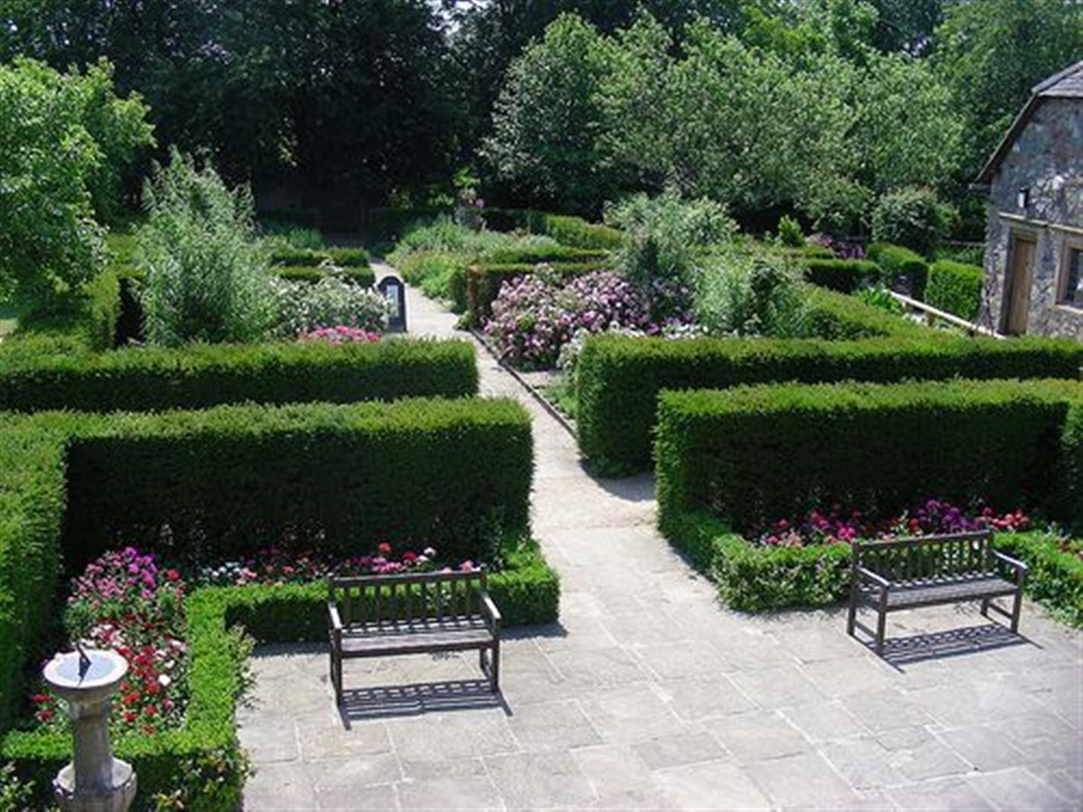 1620s House and Garden credited to Leicestershire County Council