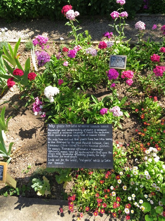 1620s House and Garden credited to Leicestershire County Council