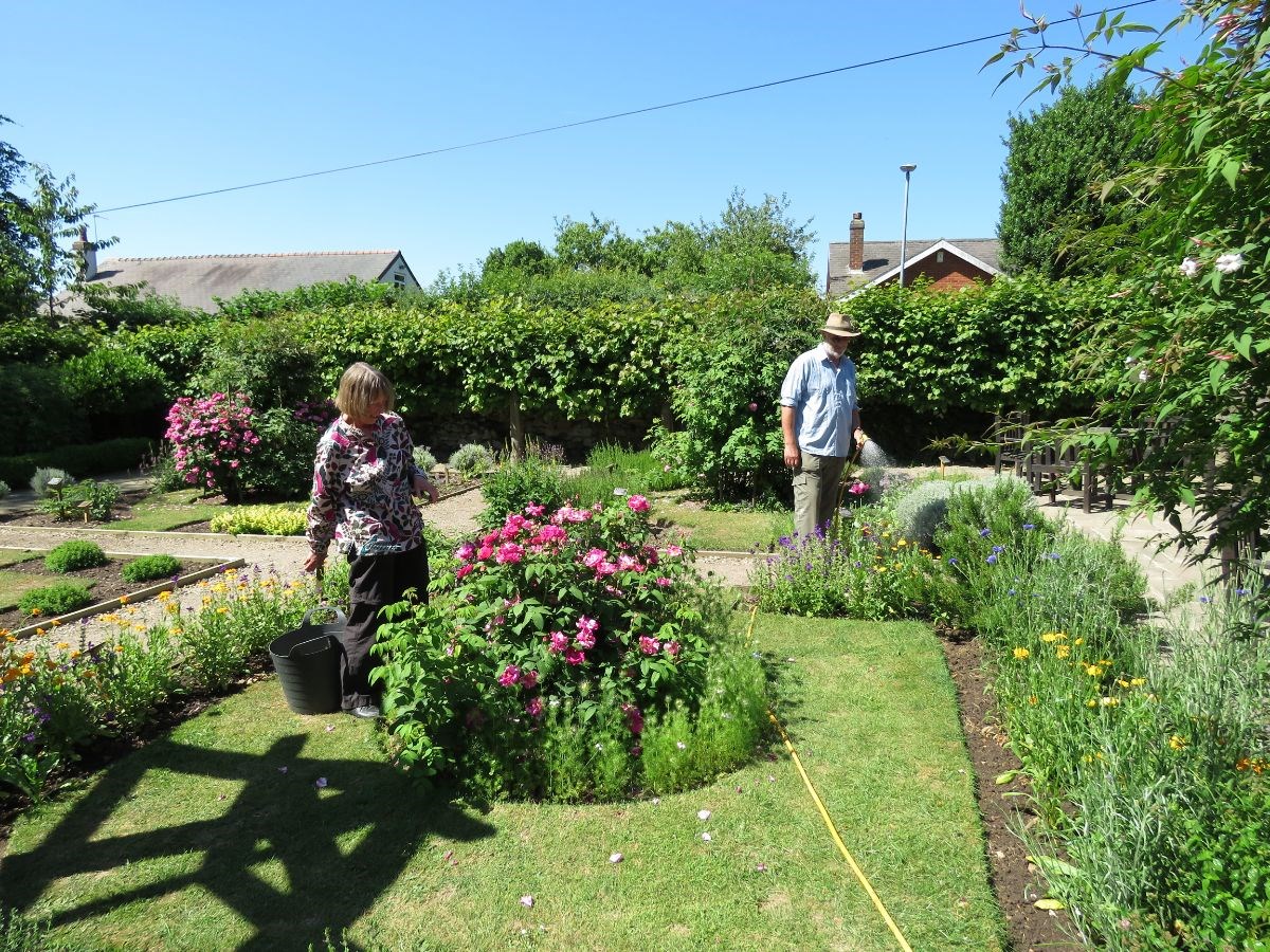 1620s House and Garden credited to Leicestershire County Council