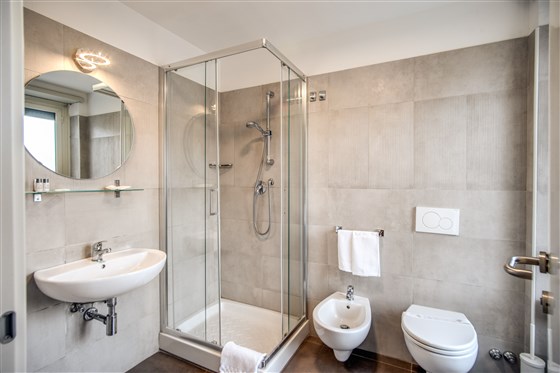 Badezimmer im Deluxe-Zimmer