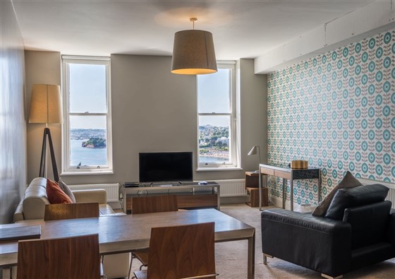 Lounge & Dining Area 