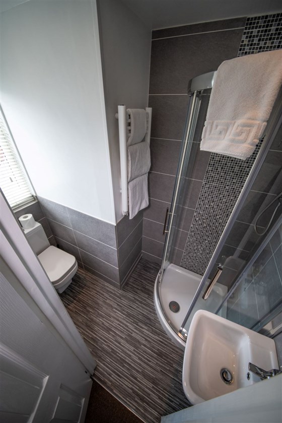 Room 6 En-suite Bathroom