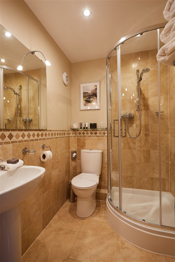  ensuite bathroom
