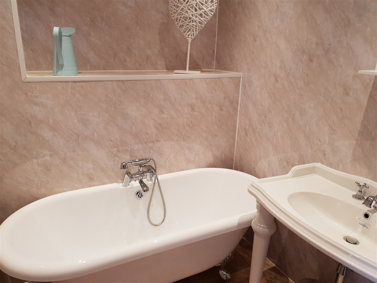 Zimmer 6, freistehende Badewanne