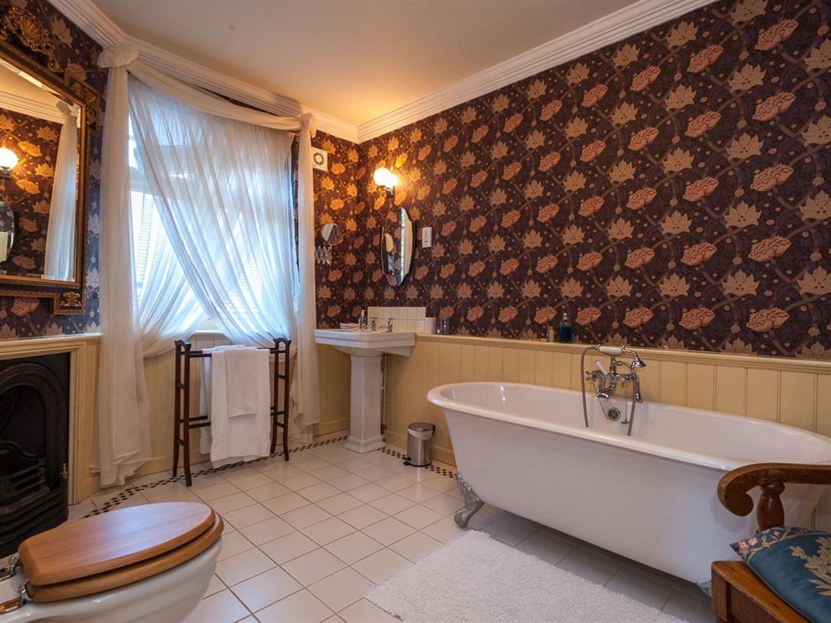 Double en-suite with bath