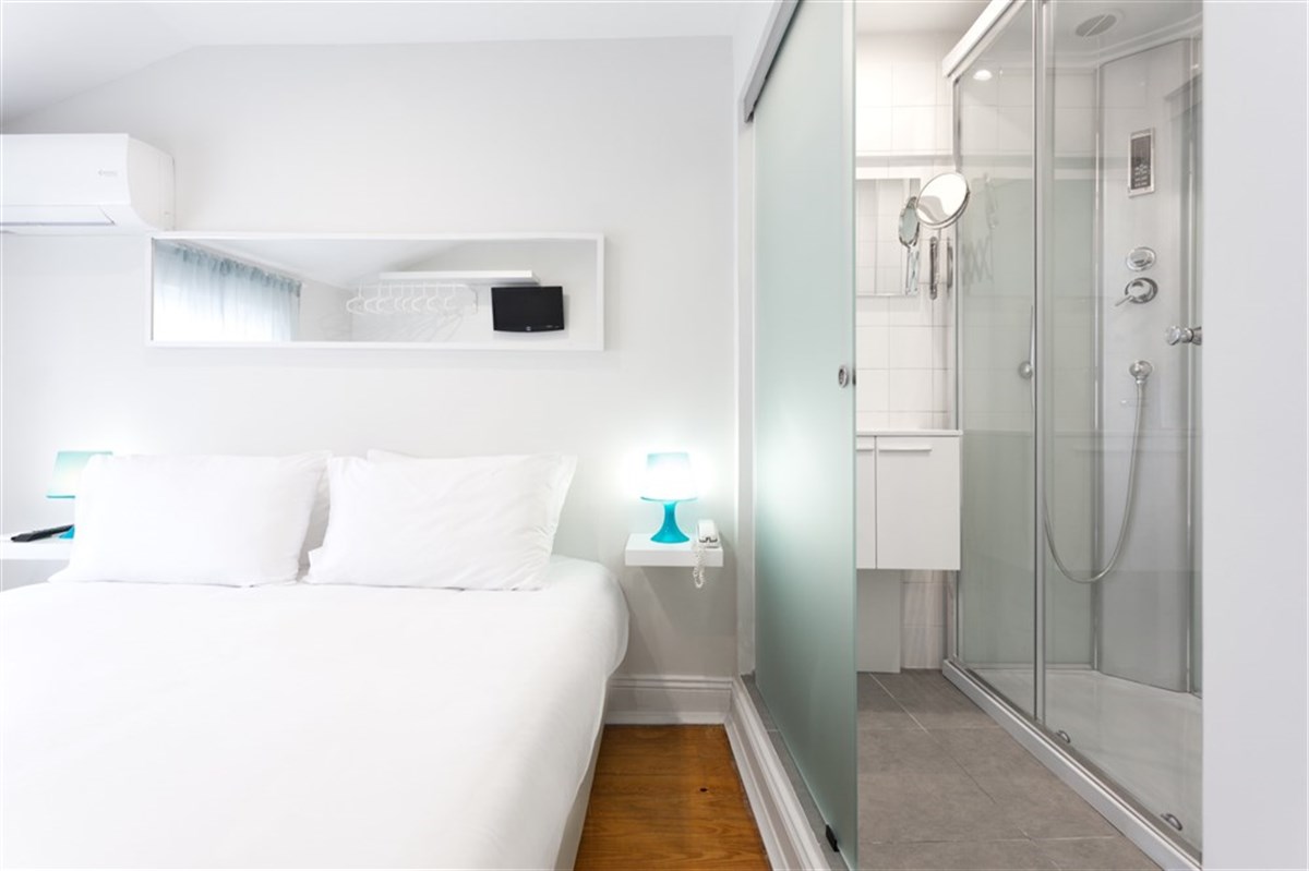 Quarto e banheiro