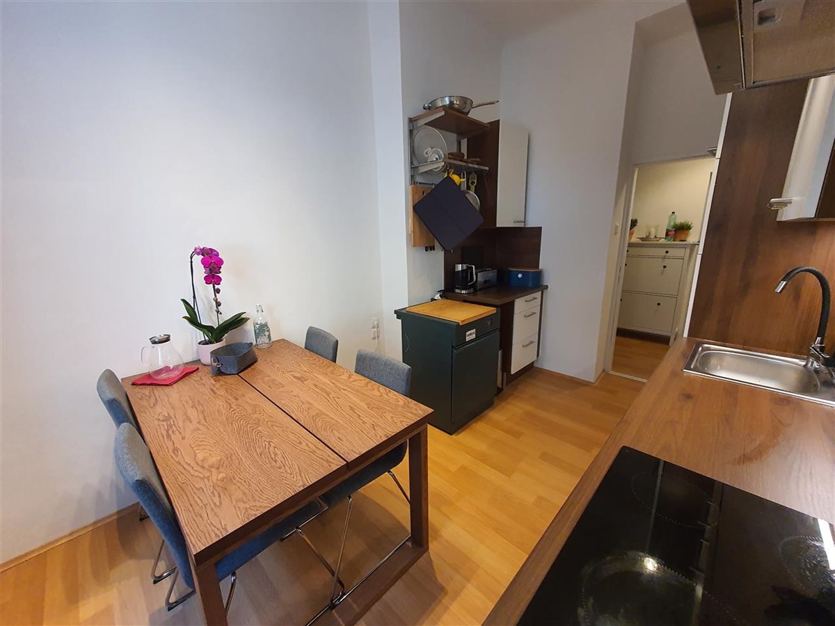 Cocina y mesa de comedor