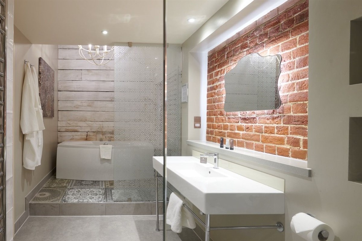 Oak Suite Bathroom
