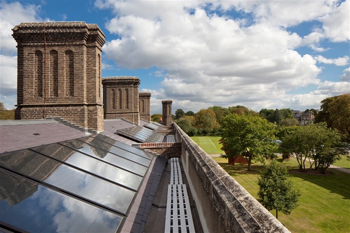 礼拜堂庭院的太阳能电池板屋顶