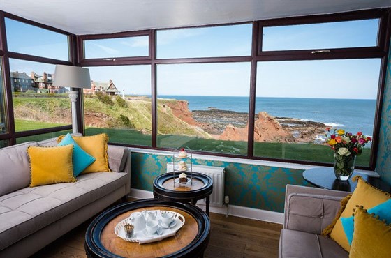 Salon cosy bénéficiant de la vue sur la mer