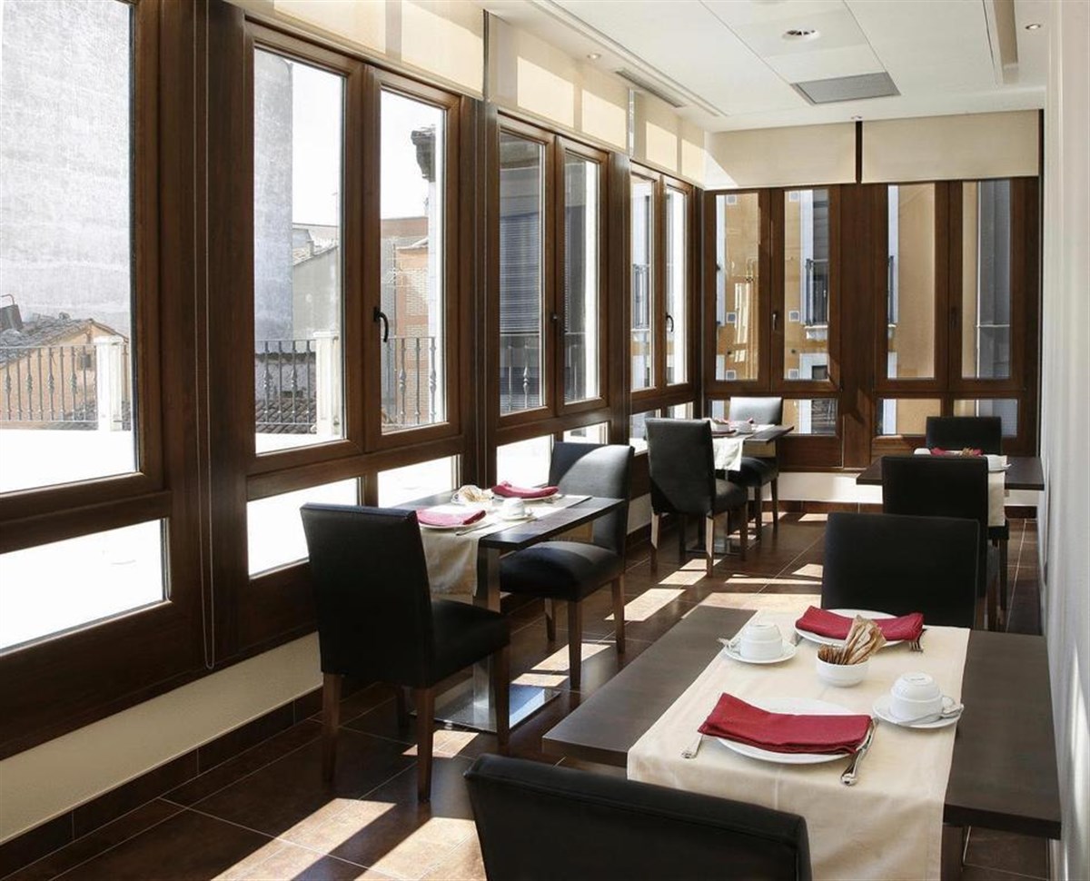 Mesa e cadeiras com vista 