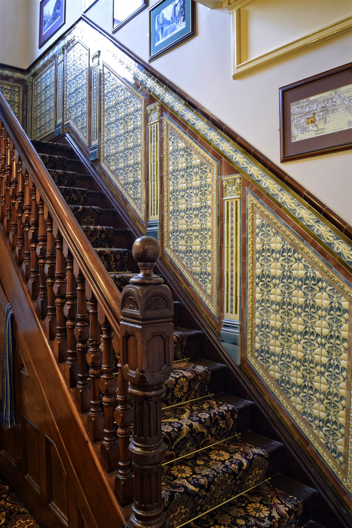 Linda escadaria de azulejos Minton
