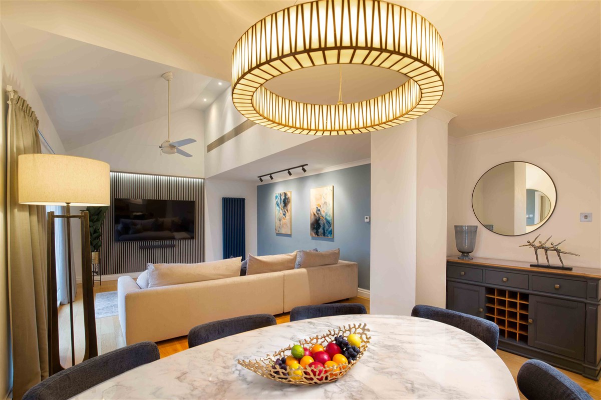 Monarch House - 39 Luxury Penthouse Dining & Lounge