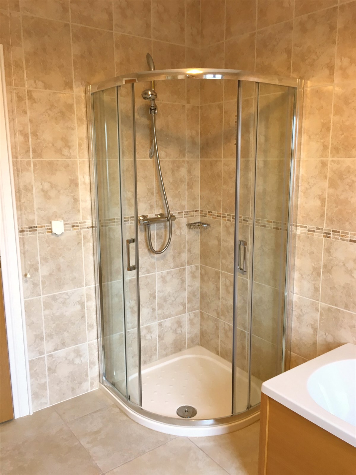 Il nostro bagno principale per gli ospiti dispone di doccia e vasca