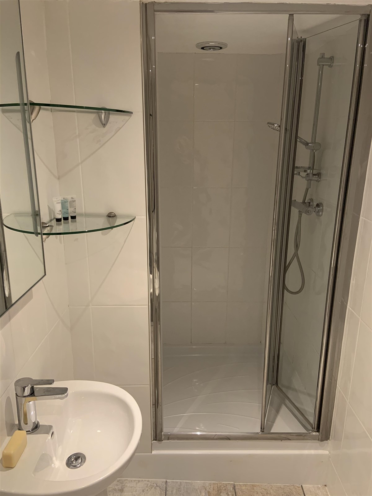 Quarto 4 com banheiro privativo