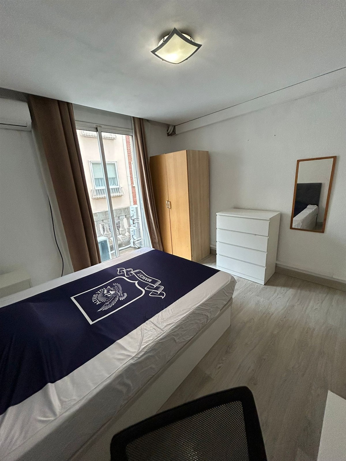 96105habitación 简单，双人床