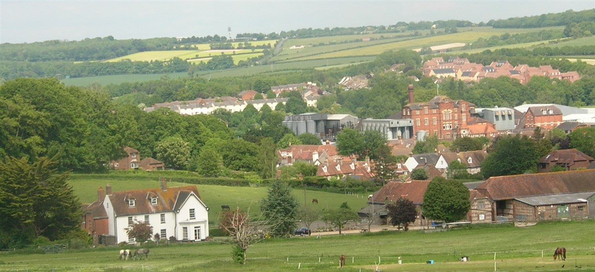 Vista su tutta la casa e verso Blandford