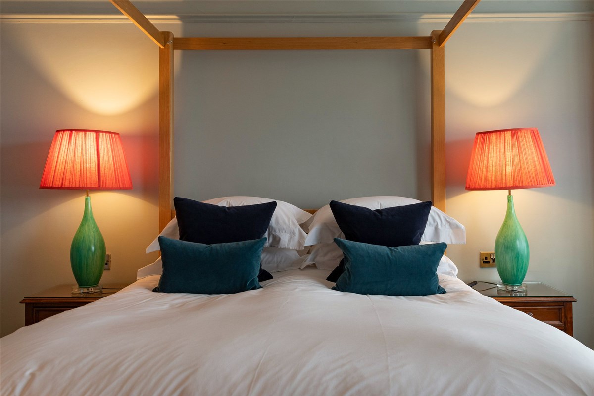 Deluxe Zimmer mit Kingsize-Himmelbett und Strandblick