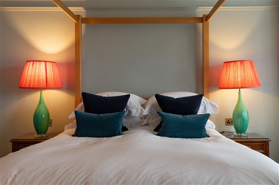 Deluxe Zimmer mit Kingsize-Himmelbett und Strandblick