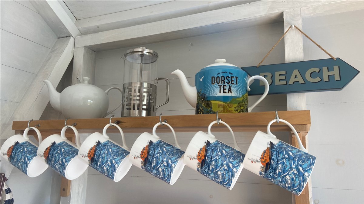 Mugs, teapots and cafetière 