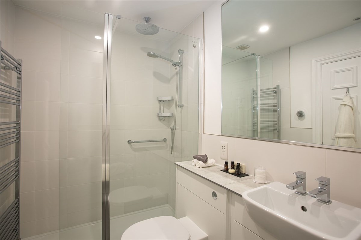 First Floor Suite Bathroom